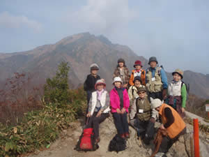 谷川岳を背景に